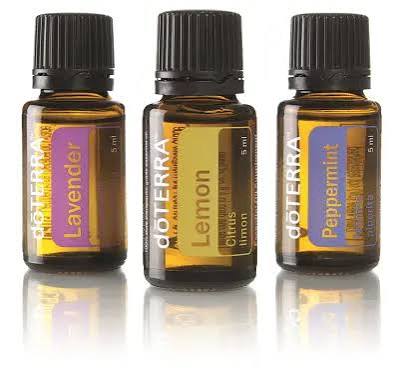 Flaconi dōTERRA Lavender, Lemon e Peppermint da 5 ml su fondo bianco
