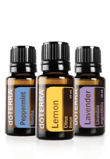 Flaconi dōTERRA Peppermint, Lemon e Lavender da 15 ml su fondo bianco